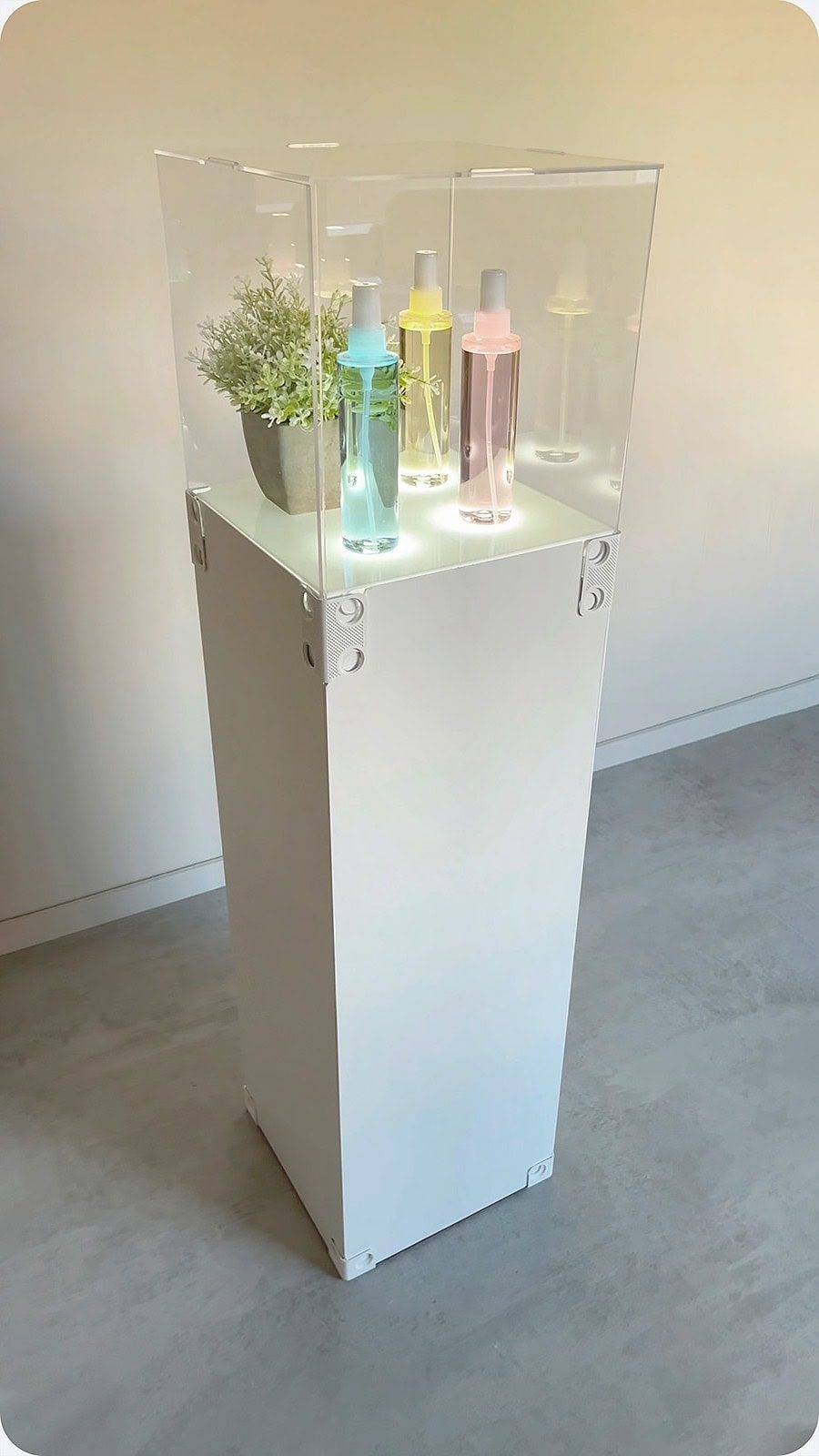 Pedestal blanco con urna de metacrilato